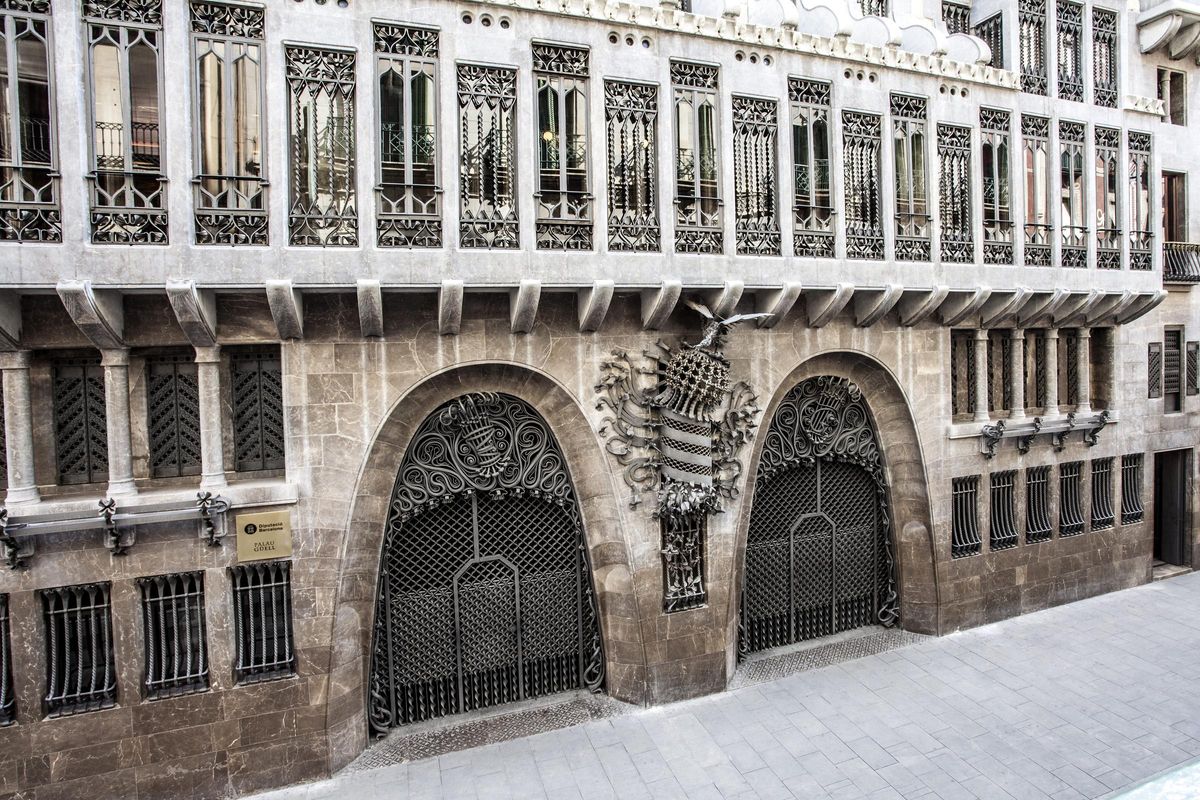 Façana del Palau Güell, dAntoni Gaudí, ubicat al carrer Nou de la Rambla de Barcelona. Façana del Palau Güell, dAntoni Gaudí, ubicat al carrer Nou de la Rambla de Barcelona.