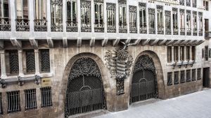Façana del Palau Güell, dAntoni Gaudí, ubicat al carrer Nou de la Rambla de Barcelona.