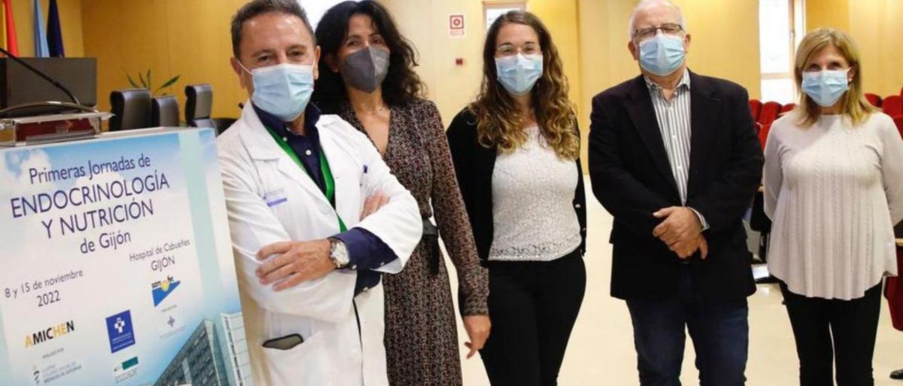 Por la izquierda, Manuel Bayona, Nuria Valdés, Lucía Naya, José María Fernández y Covadonga Suárez-Coalla, ayer, en el Hospital de Cabueñes  | Á. G.