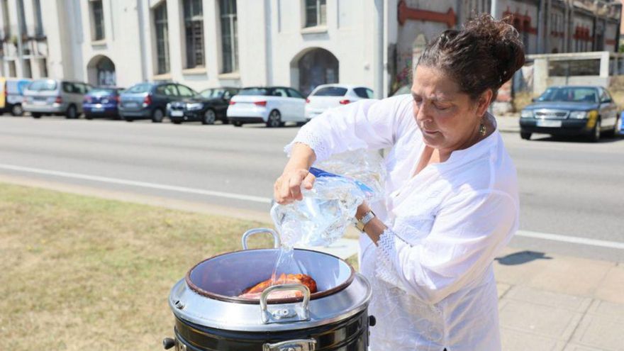 1. Un grupos de embarcaciones de la regata infantil en la ría. 2. Ambiente ayer a mediodía en el paseo Manuel Ponga Santamarta. 3. Un cortador de jamón en el festival «Gastronáutica». 4. Actuación musical para ambientar el paseo de la ría avilesina. 5. La chef Pilar Meana preparando una fabada en una olla ferroviaria. 6. Un puesto de ropa y artesanía en el paseo. | MARIO CANTELI