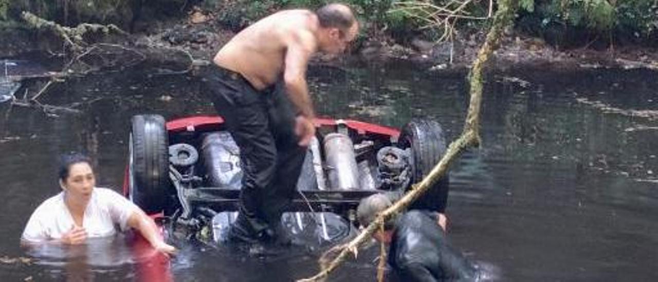 El coche cayó al río desde un puente, a una gran altura.