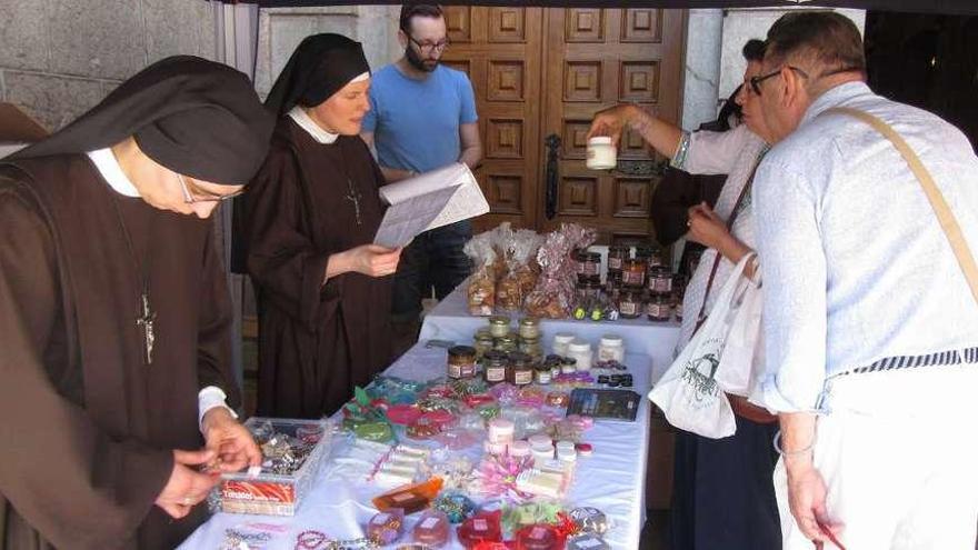 Las monjas carmelitas triunfan con sus productos artesanos en Cangas de Onís