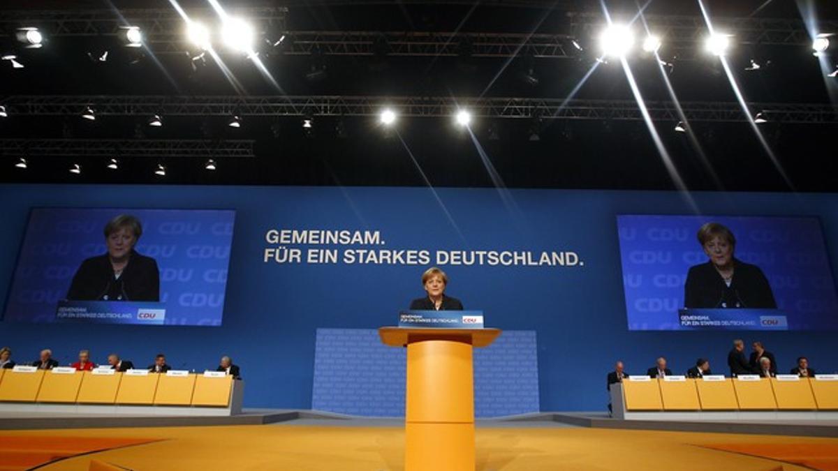 La cancillera alemana, Angela Merkel, durante su intervención en el congreso de la CDU, hoy, en Karlsruhe.