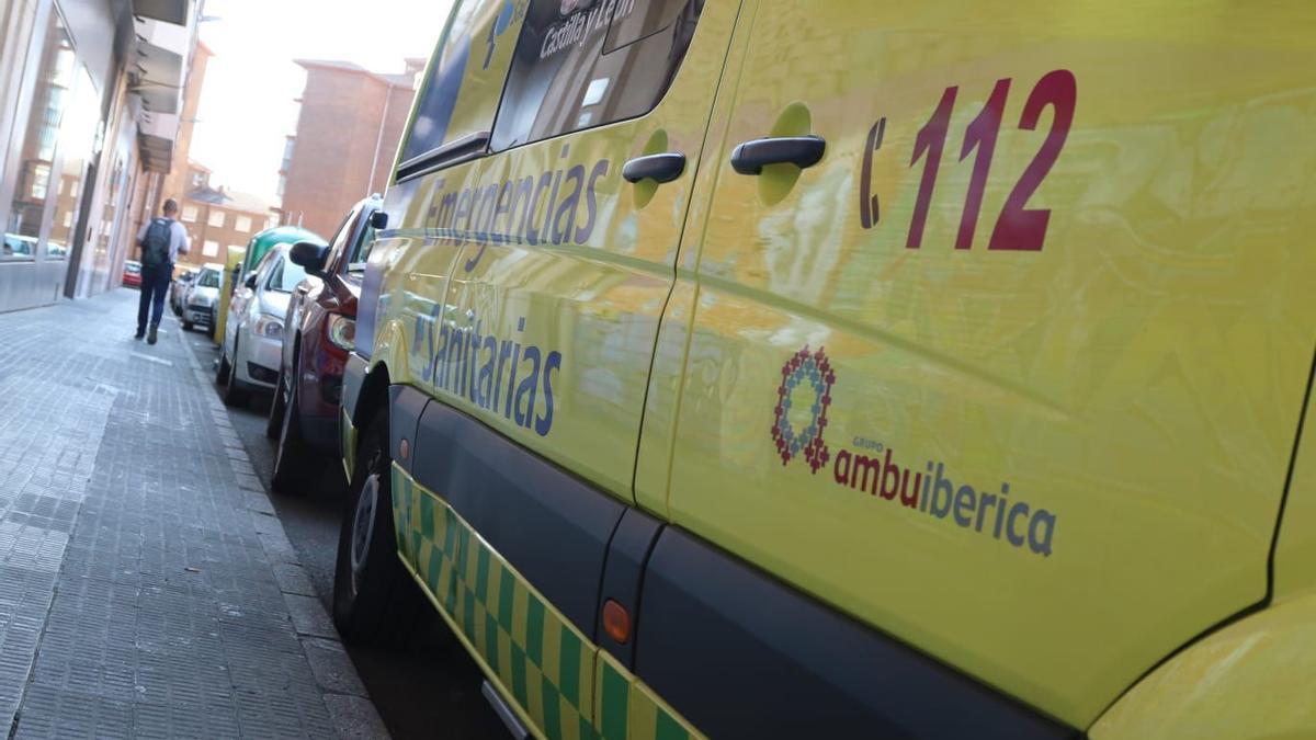 Una ambulancia de Ambuibérica aparcada en Zamora