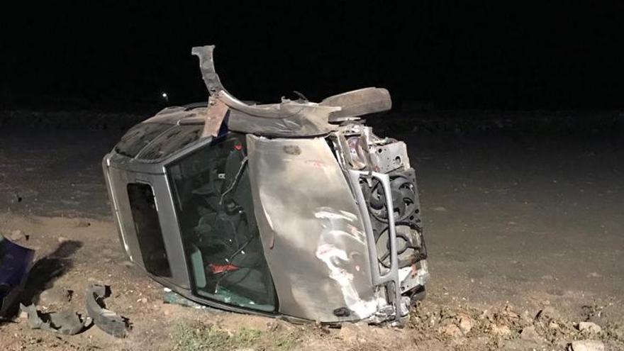 Vehículo volcado tras el accidente en Tao, en el municipio de Teguise (Lanzarote).