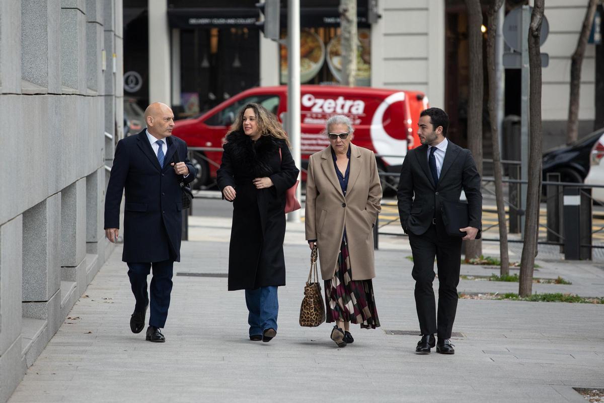 La empresaria Carmen Pano(d), y su hija, Leonor González Pano(i), a su llegada a la Audiencia Nacional de Génova, a 18 de febrero de 2025, en Madrid (España). El juez de la Audiencia Nacional que instruye el 'caso Koldo' toma declaración como testigo a Ca