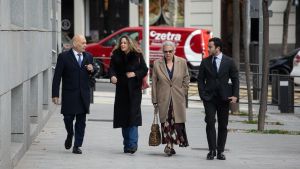 La empresaria Carmen Pano(d), y su hija, Leonor González Pano(i), a su llegada a la Audiencia Nacional de Génova, a 18 de febrero de 2025, en Madrid (España). El juez de la Audiencia Nacional que instruye el caso Koldo toma declaración como testigo a Ca