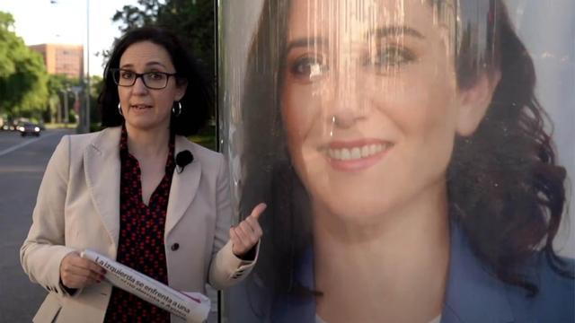 Gemma Robles, junto a un cartel de Isabel Díaz Ayuso