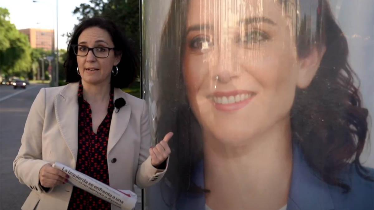 Gemma Robles, junto a un cartel de Isabel Díaz Ayuso