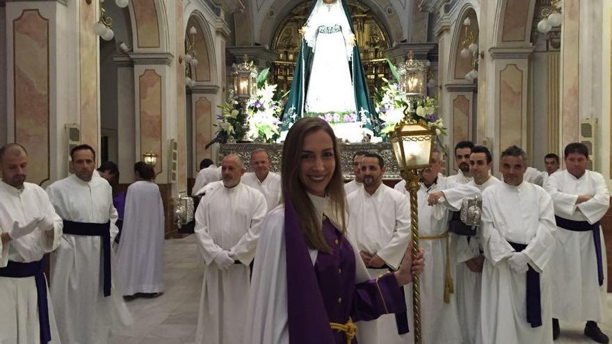 Raquel Alario procesiona con su hermandad de Gandia