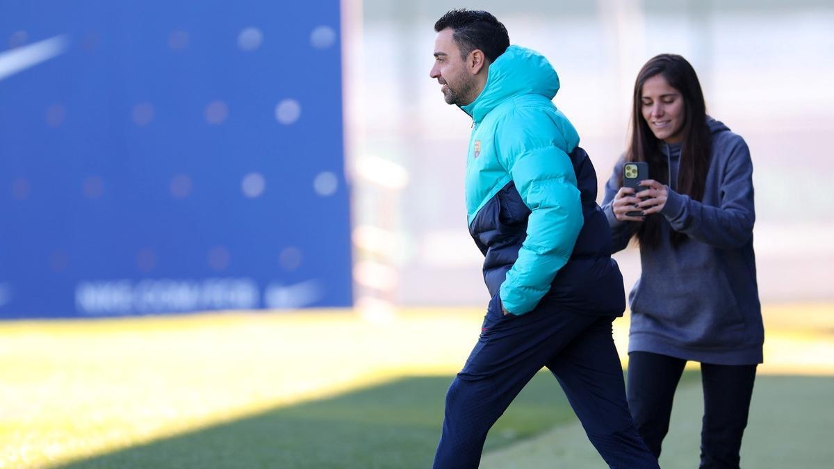 Xavi entra al campo de entrenamiento.