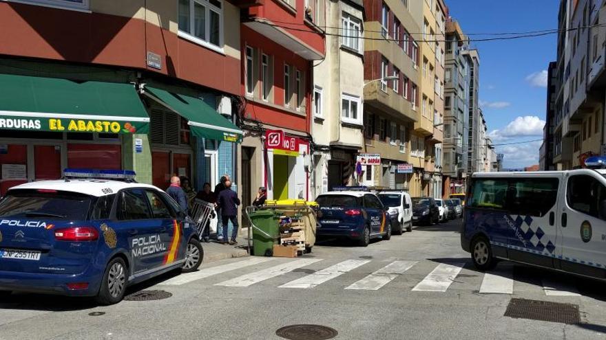 Patrullas de la Policía Local y Nacional que acudieron al supermercado.