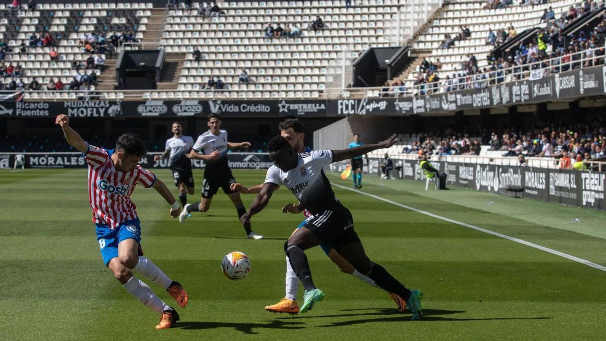 Arnau Martínez i IvánMartín intenten aturar una internada de Mo Dauda durant el partit d’ahir a Cartagena. | LA OPINIÓN DE MURCIA