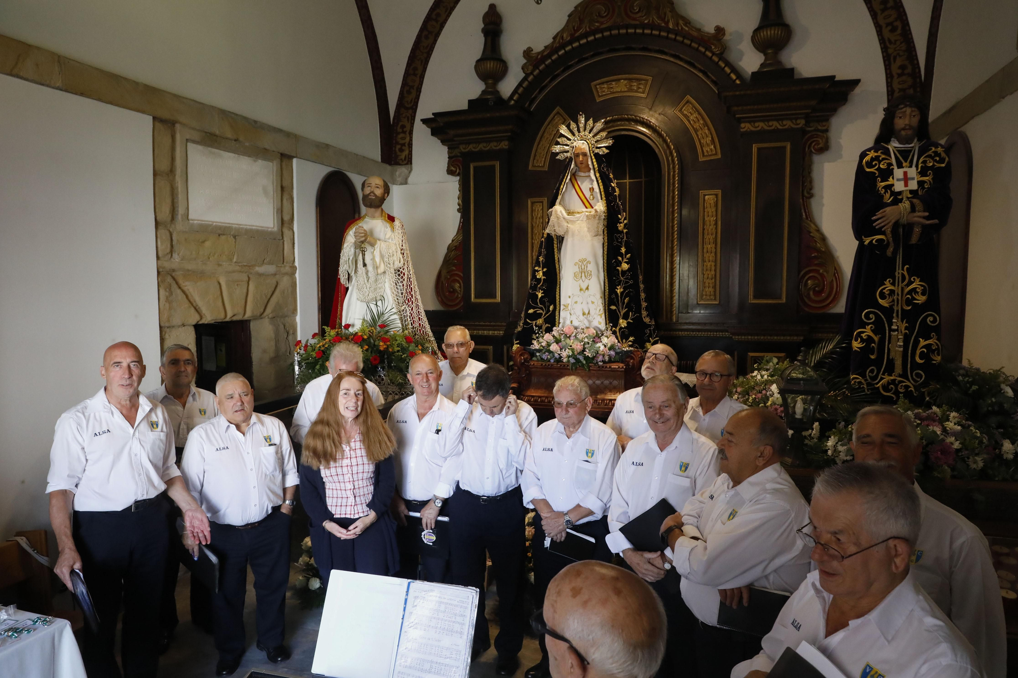 El barrio de Pescadores procesiona por el mar con su virgen de la Soledad