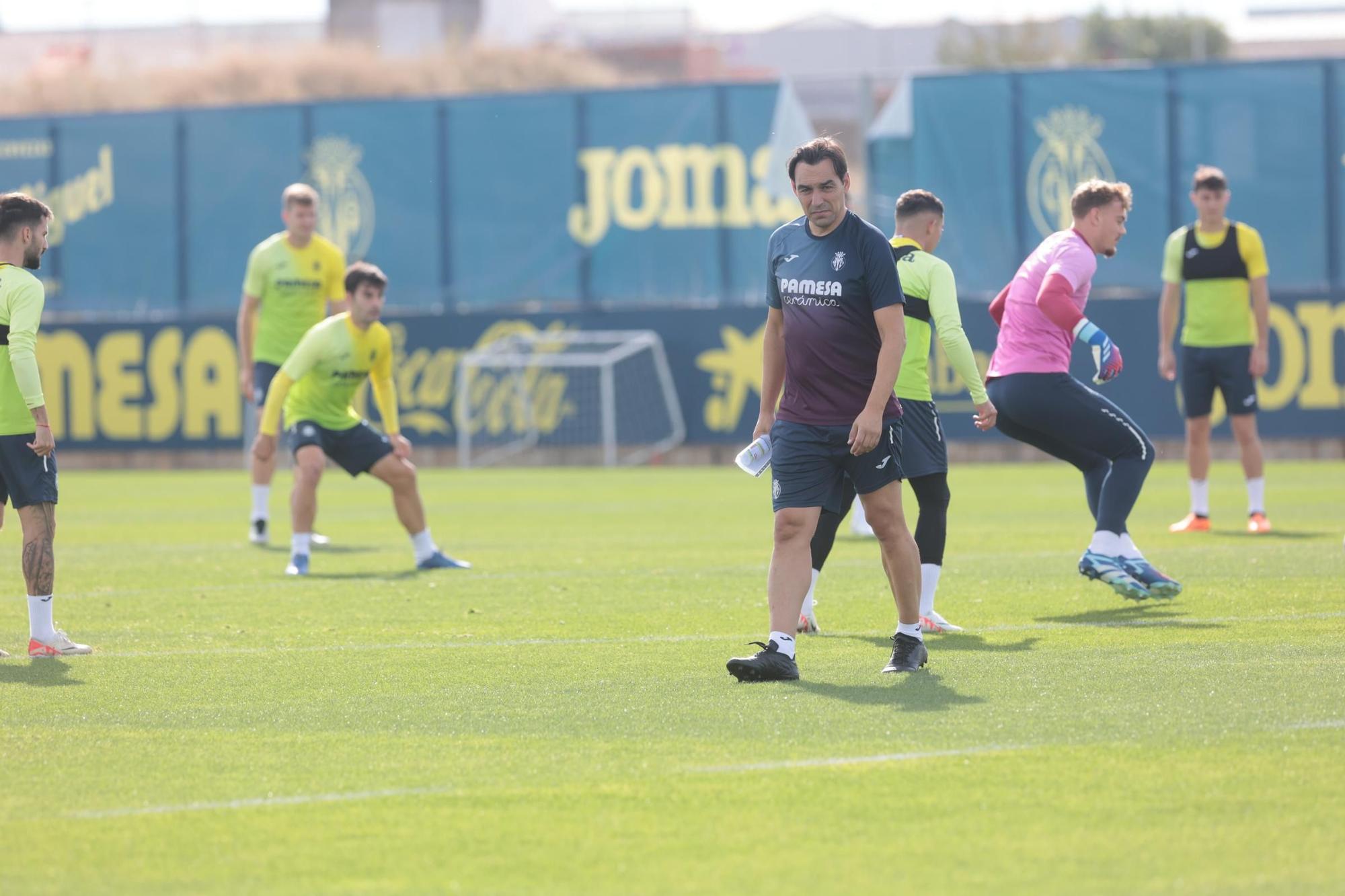 Galería | Miguel Ángel Tena dirige el entrenamiento del Villarreal antes del duelo ante el Atlético de Madrid