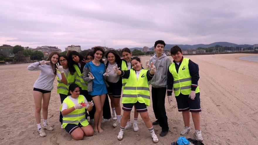 El colegio Filipenses lleva su Escola Azul a pie de playa