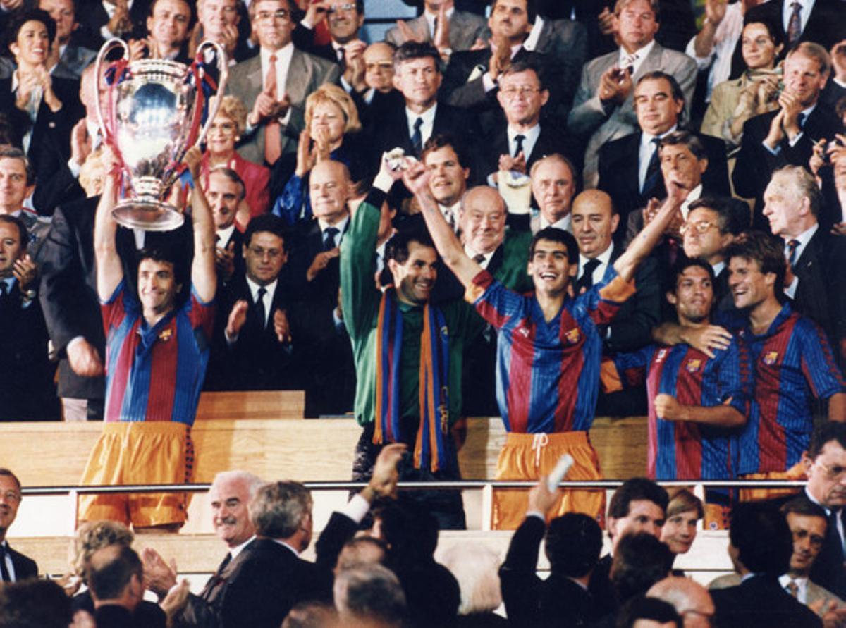 Alexanko aixeca la copa al costat de Zubi, Guardiola, Goiko i Laudrup.