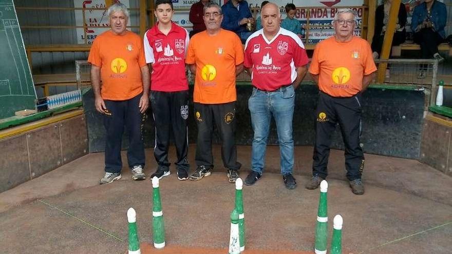 Por la izquierda, Segundo Lamuño (armador), Pablo Fernández, Fernando García (armador), Mundo Miguel y Elías Barro, antes de la final del Memorial &quot;Speroni&quot; del pasado año.