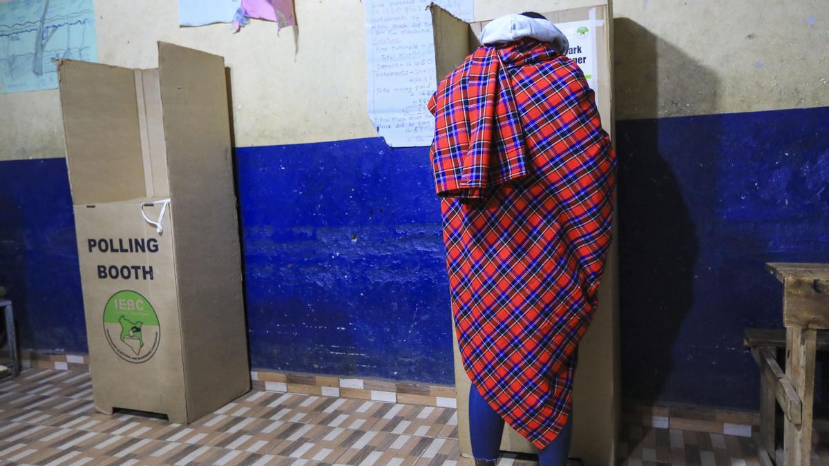 Una mujer ejercita su derecho al voto durante la jornada de elecciones generales en Kenia.