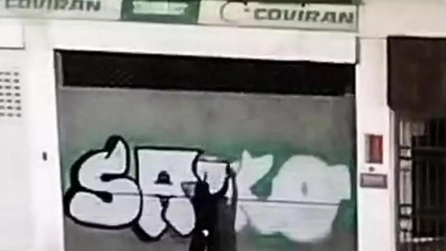 Un grafitero, en plena 'faena' en Plasencia