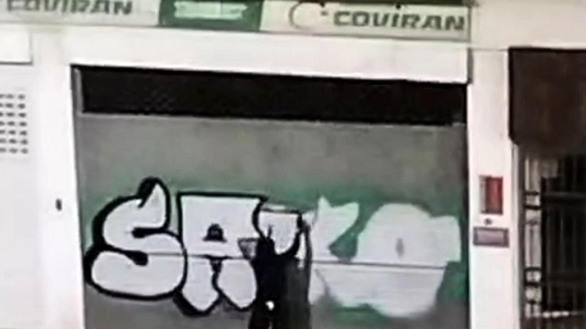 Un grafitero, en plena 'faena' en Plasencia