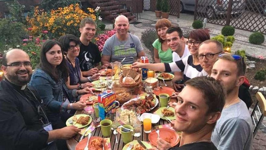 Un grupo de participantes cena con su familia de acogida polaca.