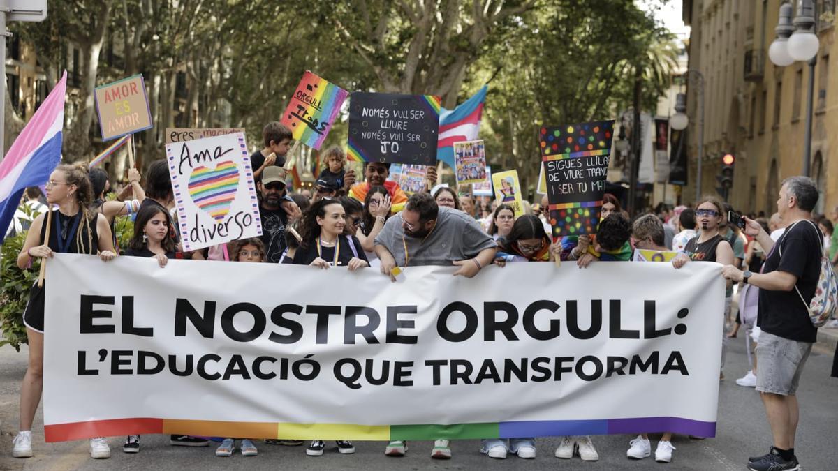 Manifestación del Orgullo LGTBI+ en Palma bajo el lema ‘El nostre Orgull, la educació que transforma’