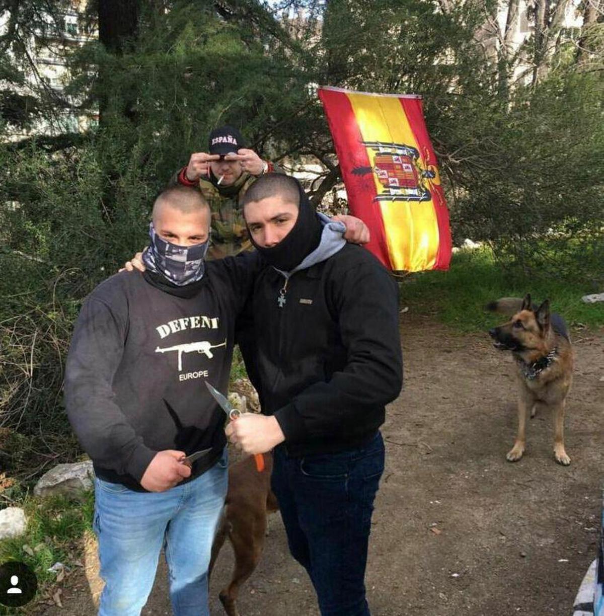 Kevin Pastor, con chaqueta negra, posando con una navaja; un ultra especialmente violento