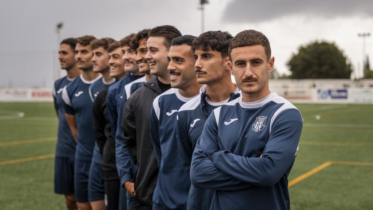Nueve futbolistas de la Peña se dejan bigote por una buena causa