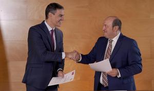 Sánchez y Ortuzar firman el acuerdo de investidura.