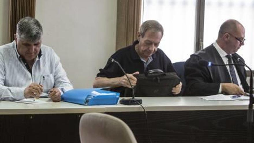 De izquierda a derecha, los dos técnicos, Diego Agulló y Víctor López, y su abogado.