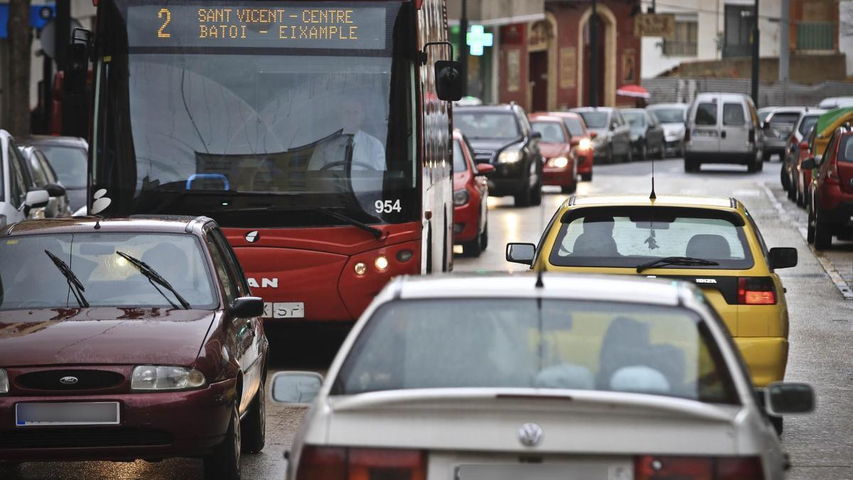 Un autobús circulando por las calles de Alcoy