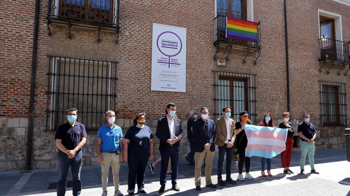 Bandera instalada en la fachada del edificio público en Valladolid.