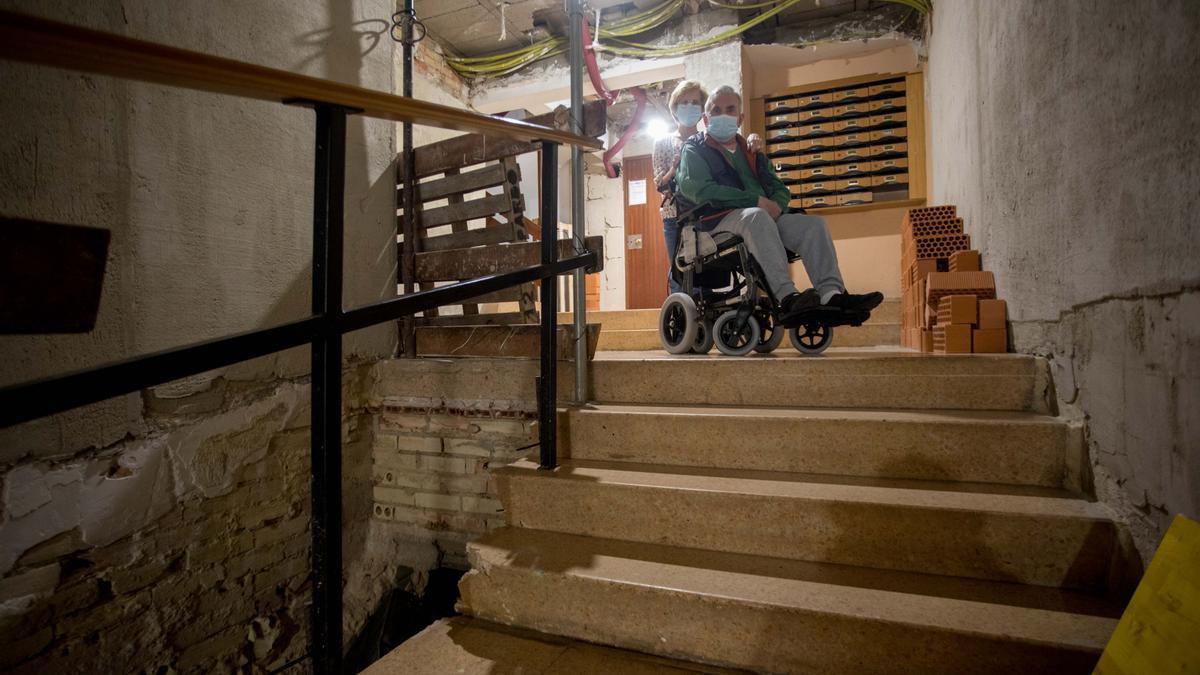 Un jubilado con discapacidad lleva tres meses sin salir a la calle porque su edificio no tiene rampa por unas obras.