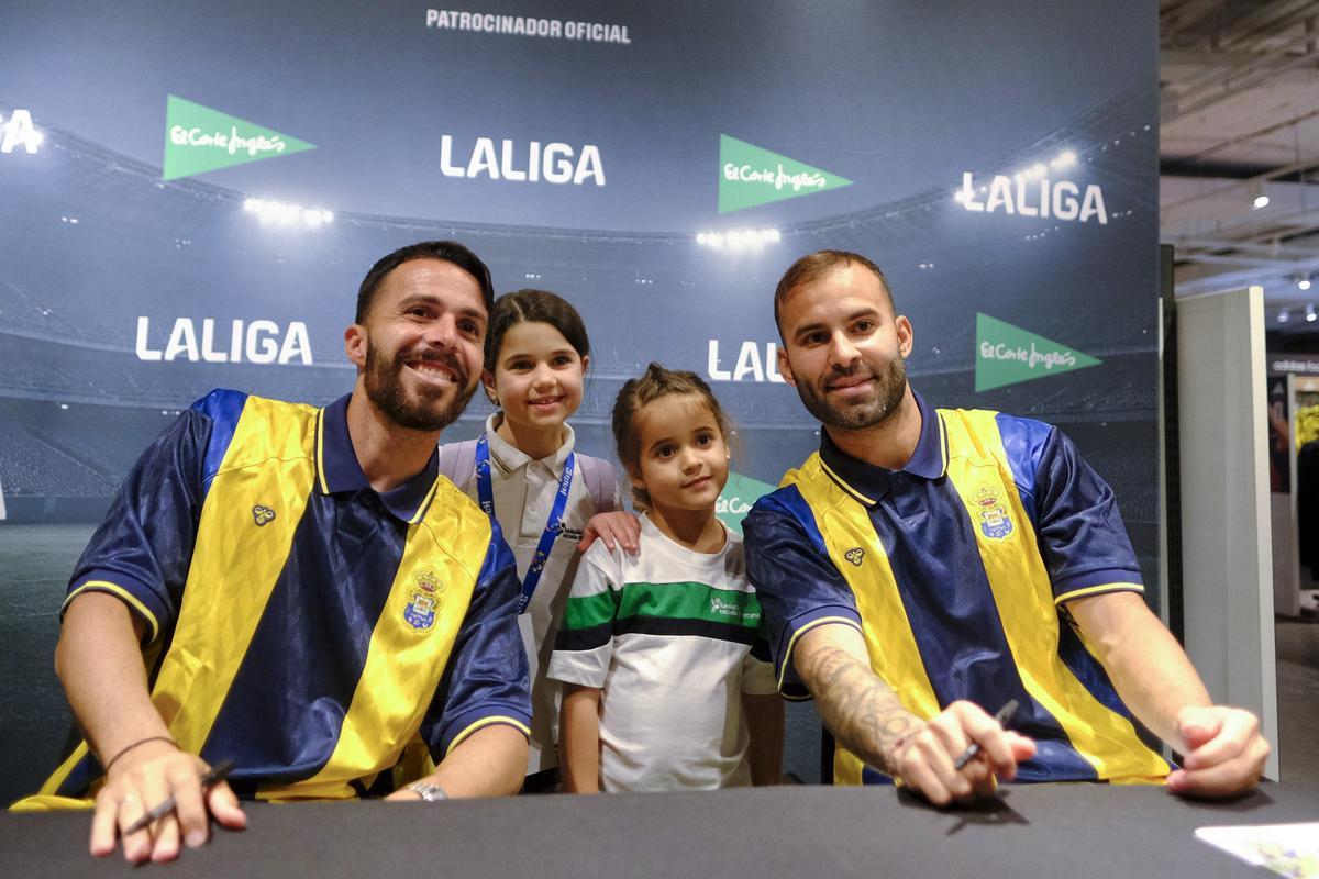Jesé y Kirian, ayer, en la quinta plaza de El Corte Inglés, con dos aficionadas.
