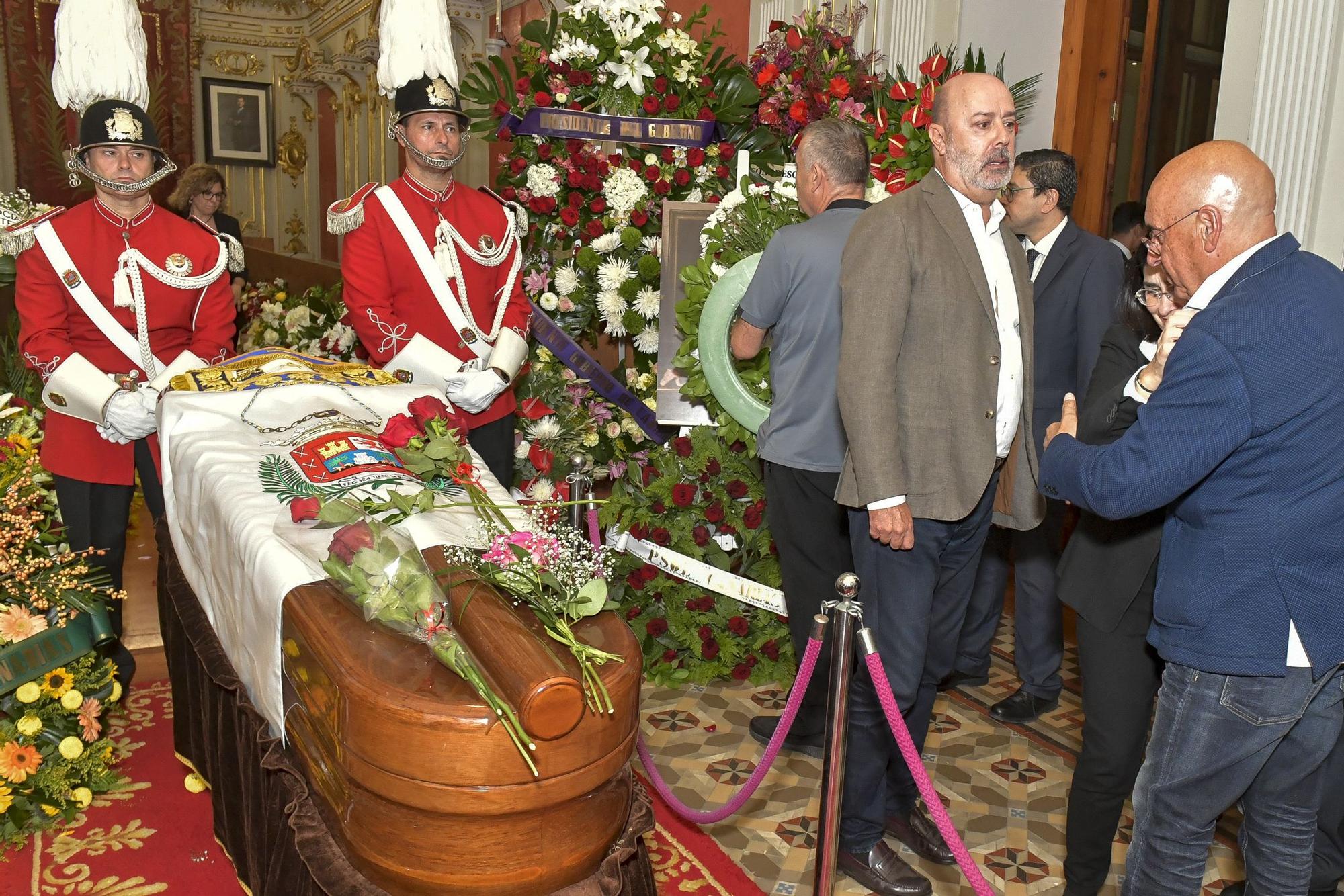 Capilla ardiente de Jerónimo Saavedra en las Casas Consistoriales de Las Palmas de Gran Canaria