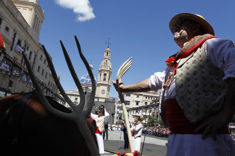 Dos espectaculares y ruidosas batallas transportan a Alcoy al lejano año de 1276