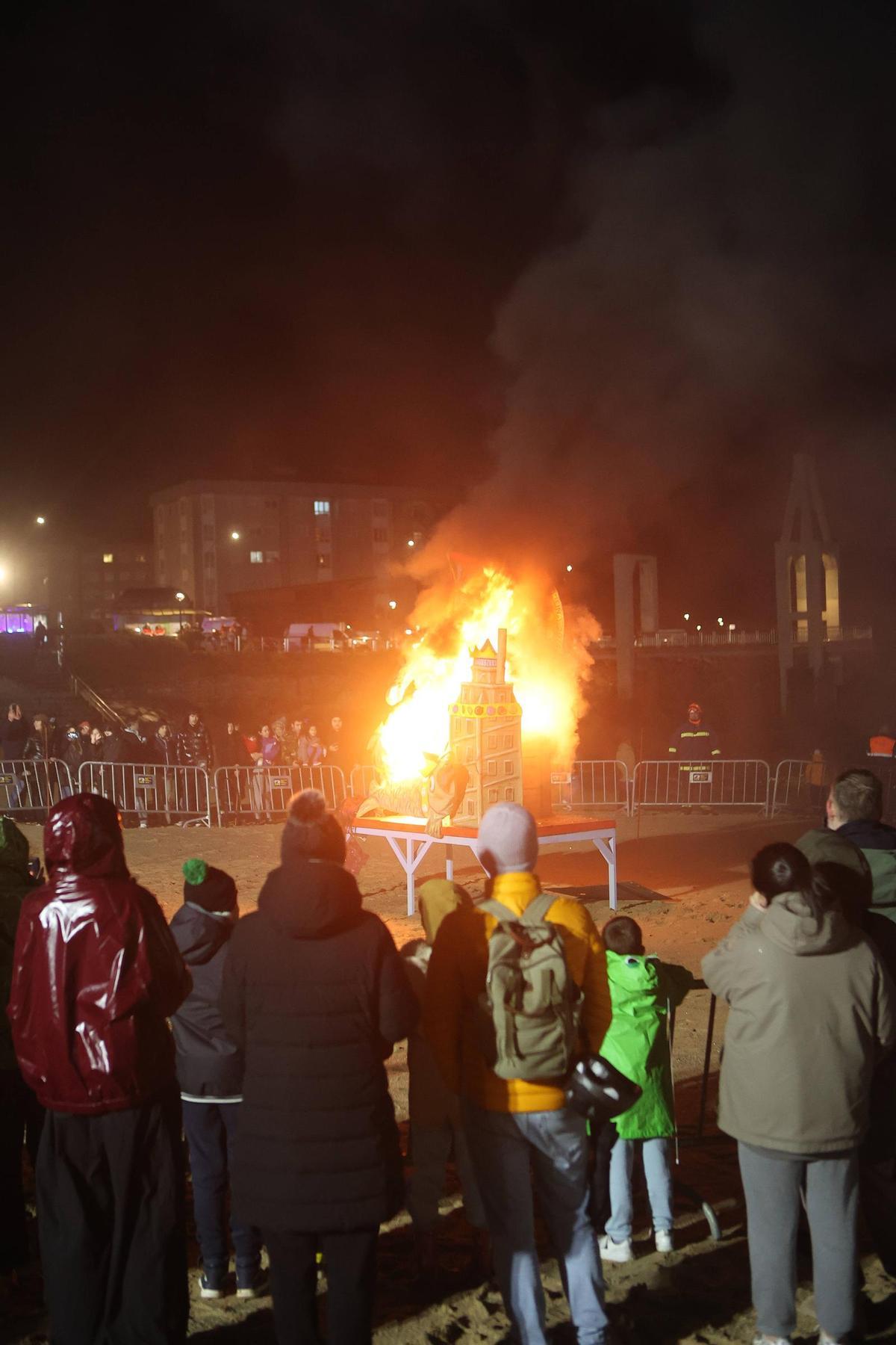 A Coruña llora el fin del Entroido en el entierro de la sardina