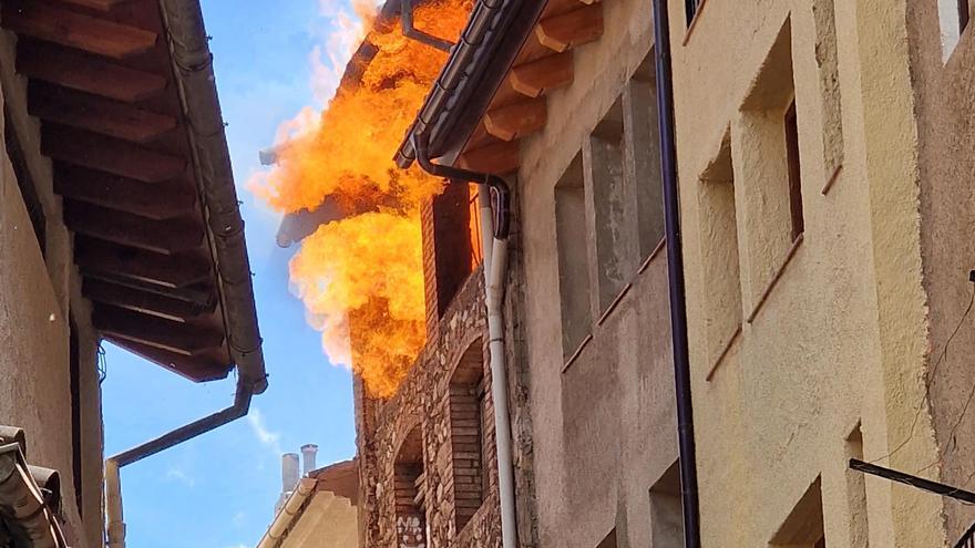 Un incendi afecta dos edificis del nucli antic de Sant Llorenç de Morunys