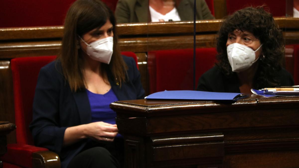 Les conselleres Gemma Geis i Teresa Jordà, durant el seu primer ple al Parlament