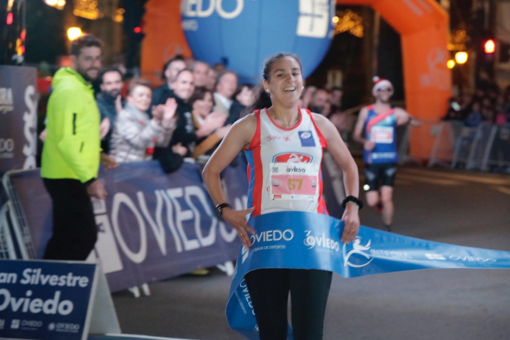 En imágenes: Jaime Bueno (Univerisad de Oviedo) y Mariam Benkert triunfan en la San Silvestre de Oviedo