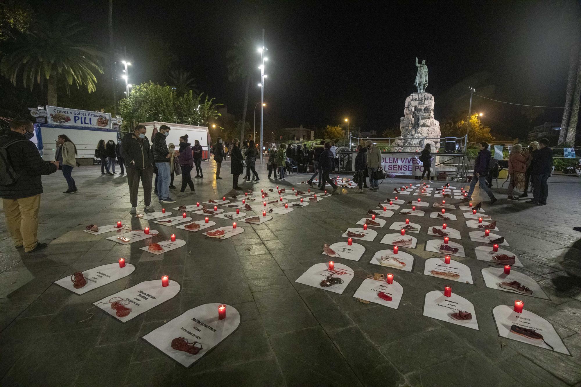 El movimiento feminista de Mallorca lee un manifiesto en la plaza de España de Palma por el 25N