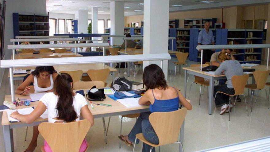 Las bibliotecas son muy demandadas estos días por los exámenes de septiembre.