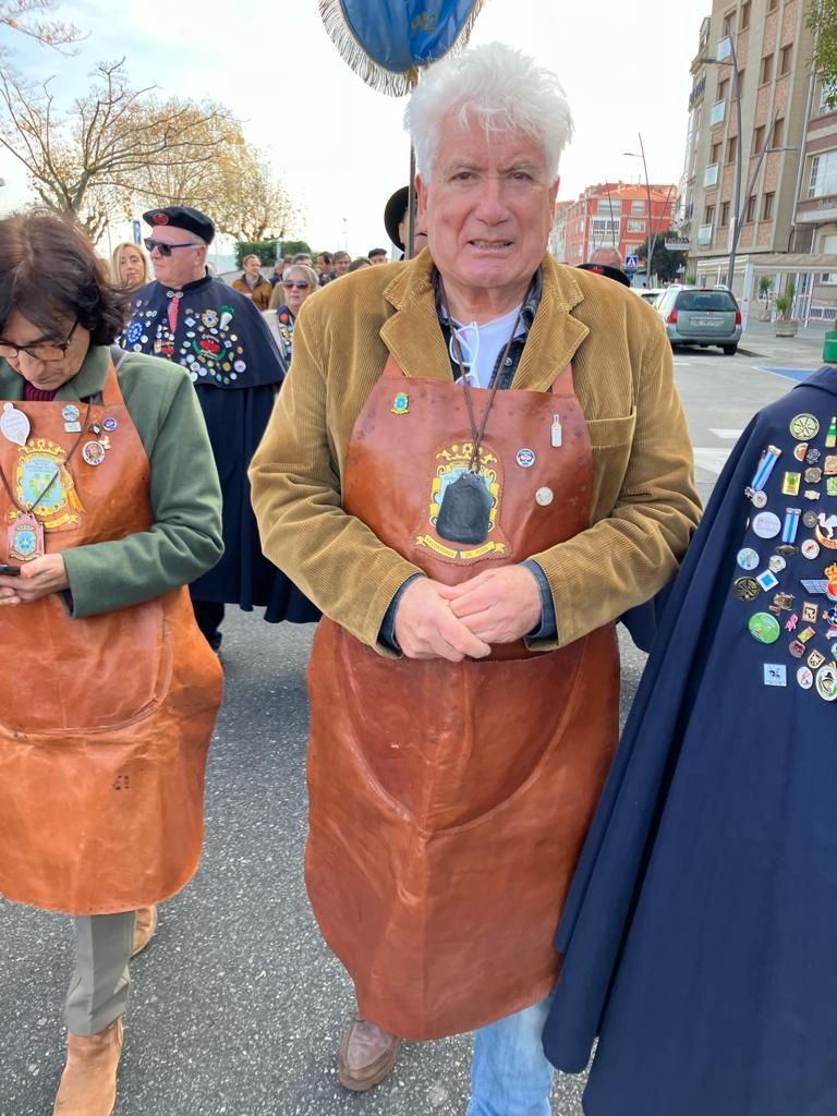 Así desfilaron los cofrades participantes en el XXXI Capítulo da Cofradía do Centolo Larpeiro, en O Grove.