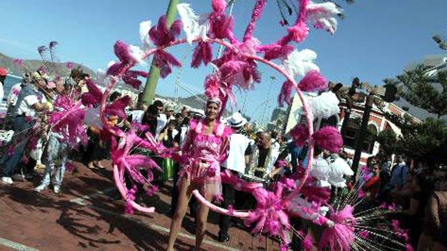 Pasacalles y música en concierto para celebrar el Martes de Carnaval al sol