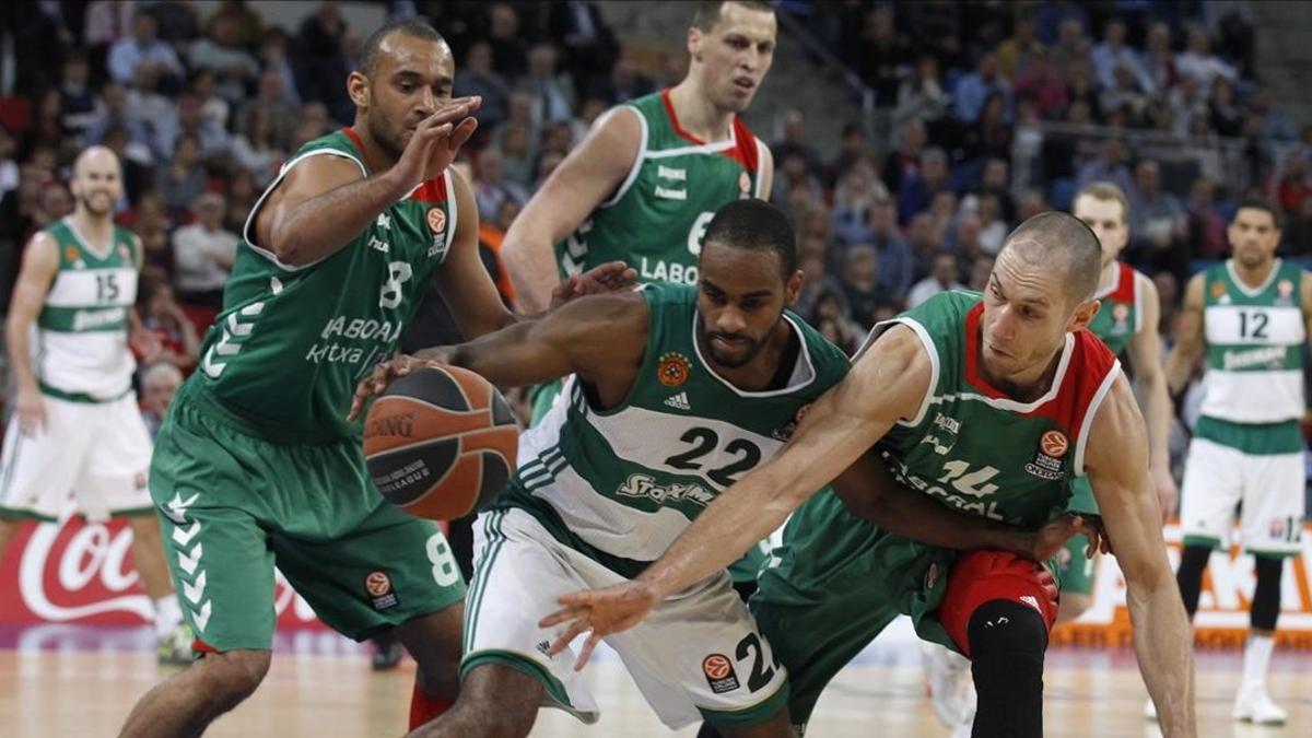 Los baskonistas Tillie y Hanga presionan a Williams, del Panathinaikos