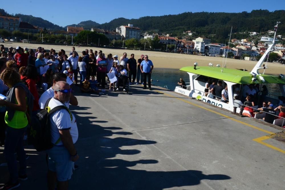 Vecinos de Ons se concentran en el puerto de Bueu para reclamar un acceso libre a la isla