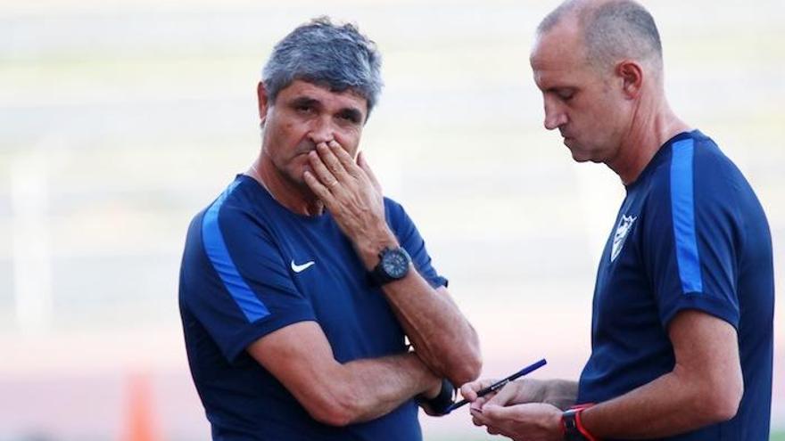 Juande Ramos, con su segundo José Gómez, durante un entrenamiento del Málaga CF estos días.