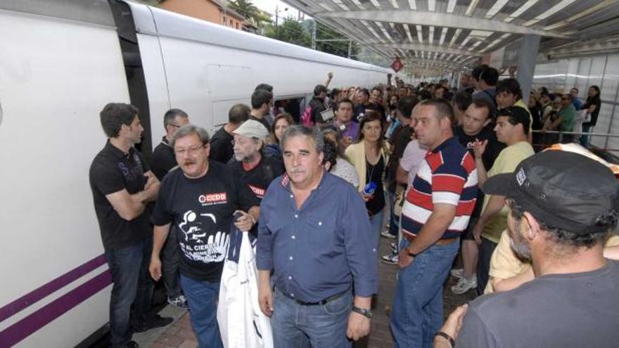 Paco Ignacio Taibo II y Aníbal Vázquez, alcalde de Mieres, a la llegada del «tren negro».