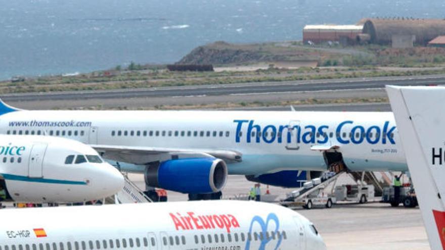 Aviones de Iberia, Air Europa First Choice y Thomas Cook en el aeropuerto de Gran Canaria